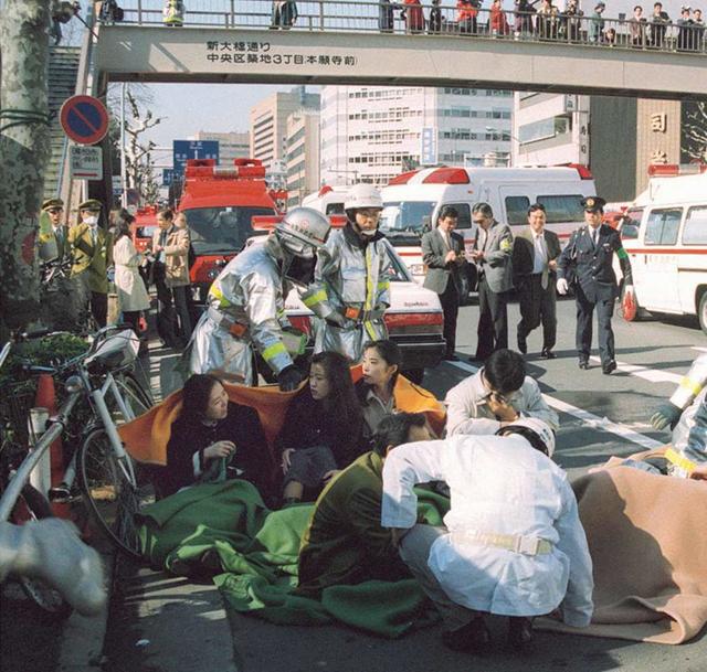 东京地铁沙林毒气中的幸存者接受现场急救